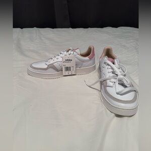 ADIDAS - Original Supercourt in White and Pink